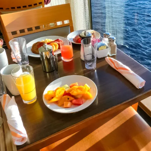 ¡Desayuno buffet en altamar! ¡Desayuno buffet en altamar!