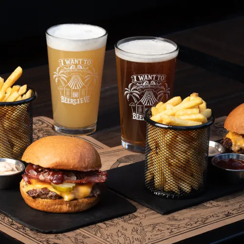 Hamburguesas en Oculto Beer Garden Hamburguesas en Oculto Beer Garden