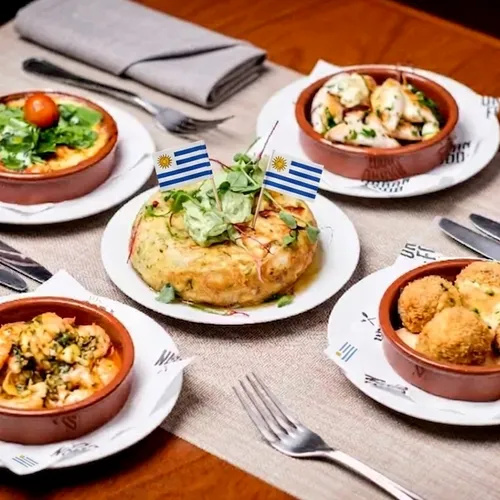 Una mesa lista para la pasión mundialista by Francis Una mesa lista para la pasión mundialista by Francis