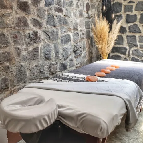 Masaje con piedras de sal Masaje con piedras de sal