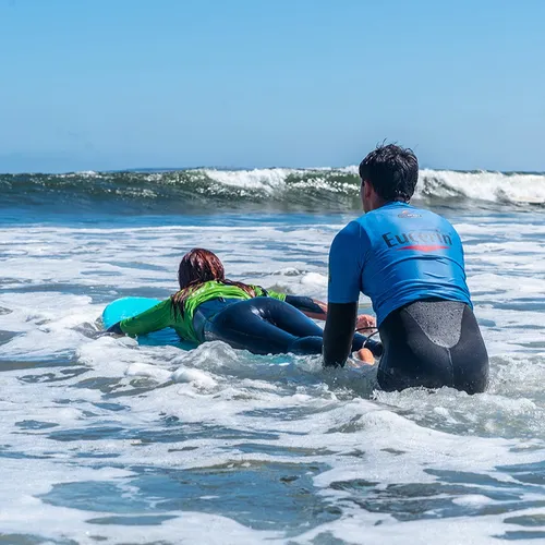 Clase de Iniciación de Surf o Bodyboard Clase de Iniciación de Surf o Bodyboard
