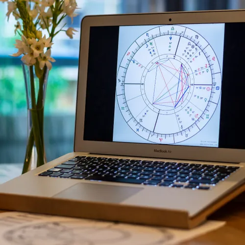 Astrología: Tu Guía Celestial